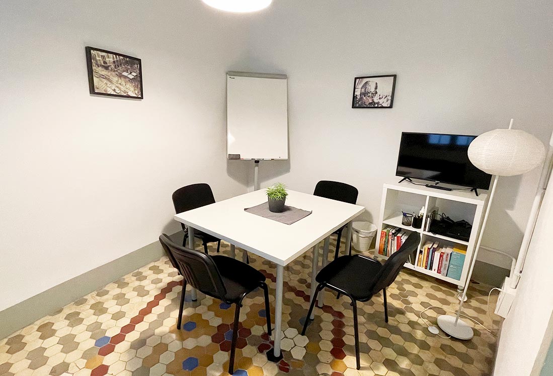 Sala Small ideal para reuniones de hasta 4 personas.