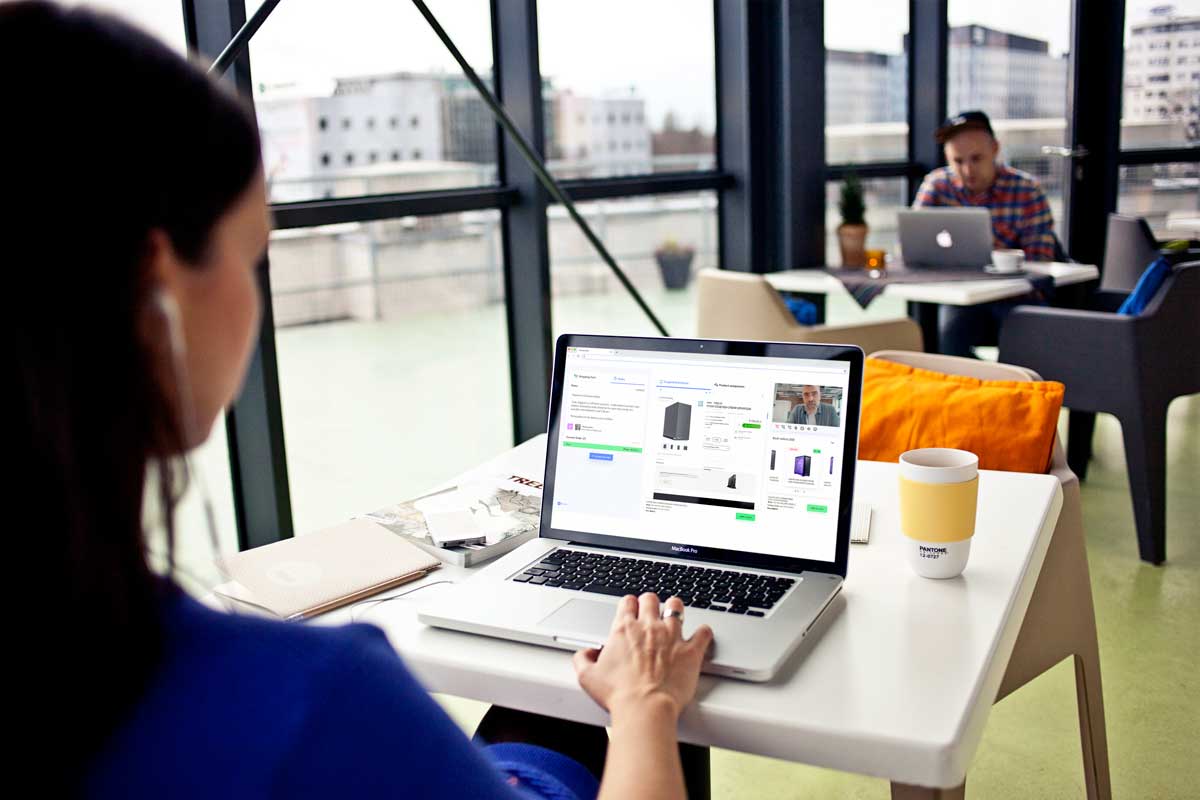women on the sales call with a client using meetsales