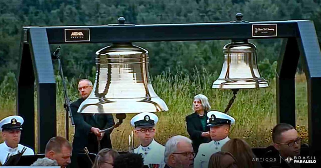 Uma testemunha viva Lee Purbaugh era o único presente no campo onde o avião do Voo 93 caiu. Segundo ele: “Houve um som incrivelmente alto, de estrondo ou ronco, e lá estava o avião, logo ali, bem em cima da minha cabeça, uns 16 m acima de mim, talvez. Foi só uma fração de segundo, mas a impressão era de que ele estava andando em rotação lenta, como se levasse uma eternidade. Eu vi o avião balançar. Então, de repente, ele se inclinou e mergulhou de nariz no chão, com uma explosão enorme”. O magistrado de Shanksville, Wally Miller, responsável legal por recolher os restos mortais e determinar a causa da morte, disse: “Coloquei ‘homicídio’ nas certidões dos passageiros e ‘suicídio’ nas dos terroristas”. O Memorial Nacional do Voo 93