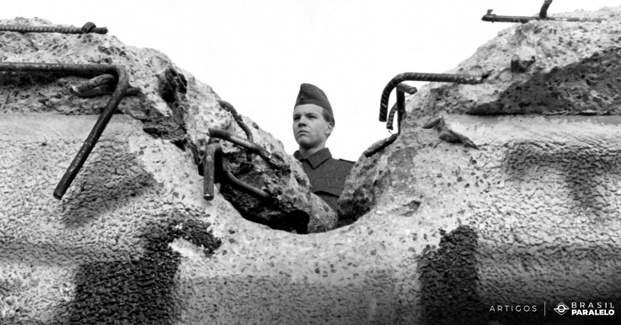 Soldado soviético visto através de muro quebrado, durante o período do fim da União Soviética.