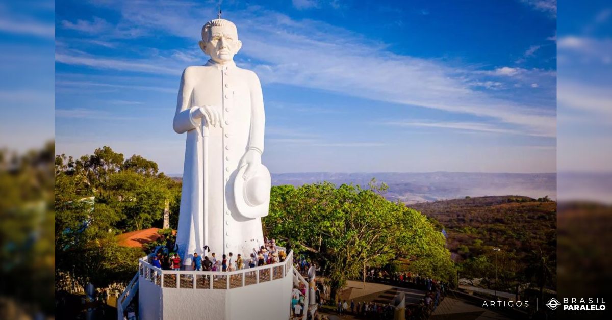 estátua do Padre Cícero - 11 monumentos históricos brasileiros