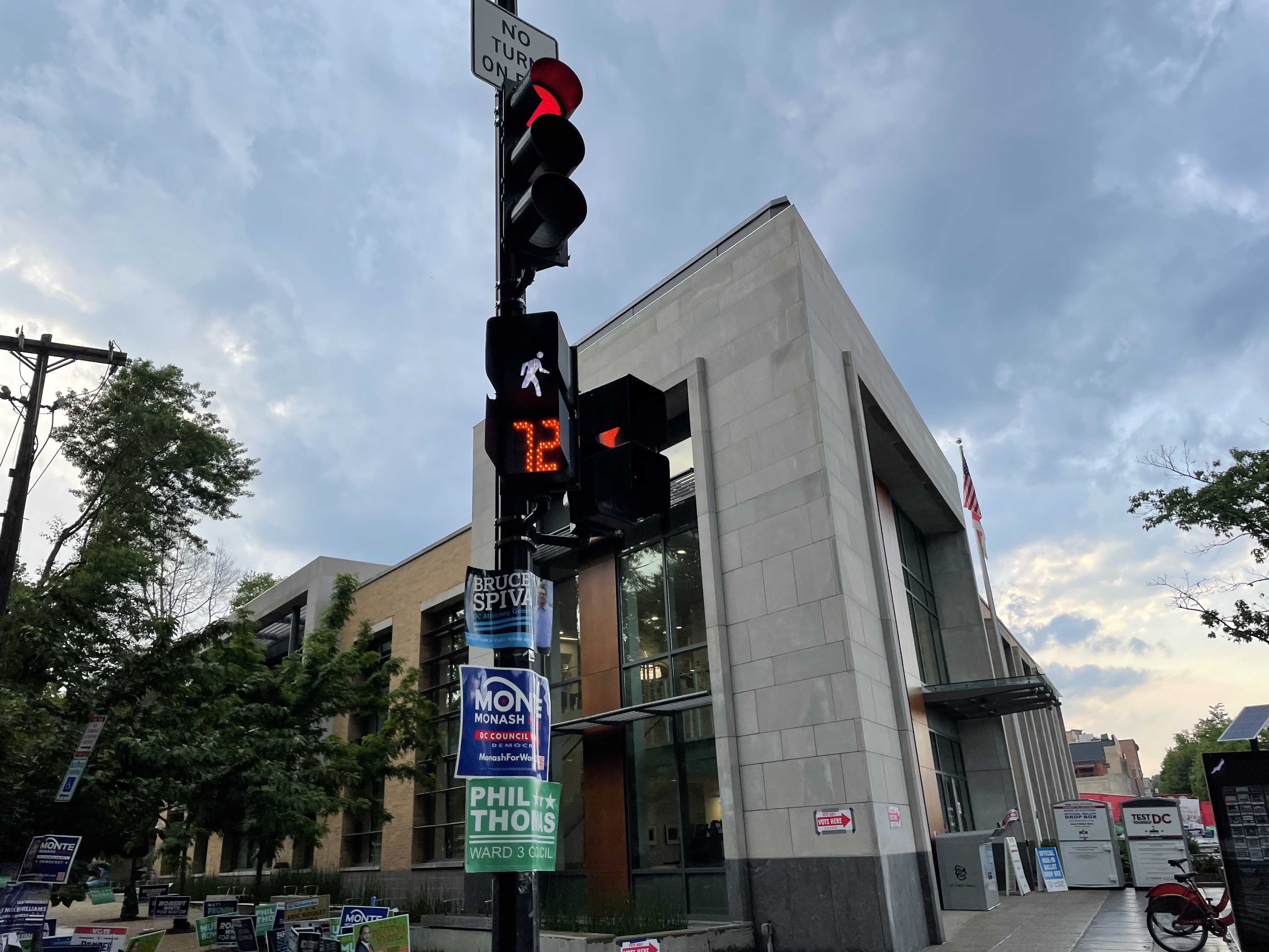 Stoplight counting down at 72 seconds