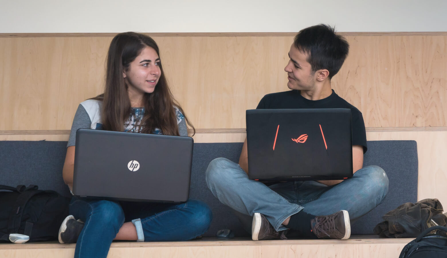 2 étudiants qui échangent un regard