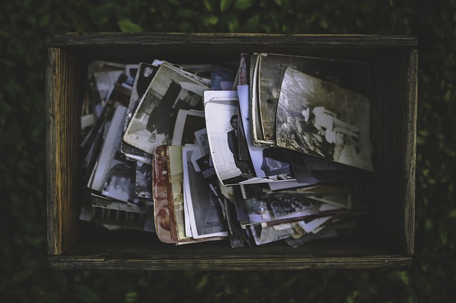 mémoire familiale - photo d'une boîte contenant des photographies