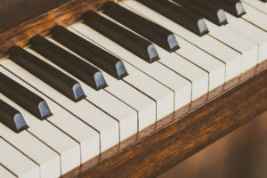 Piano ancien en bois