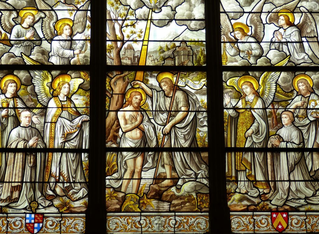 Vitrail d'une scène biblique de baptême.