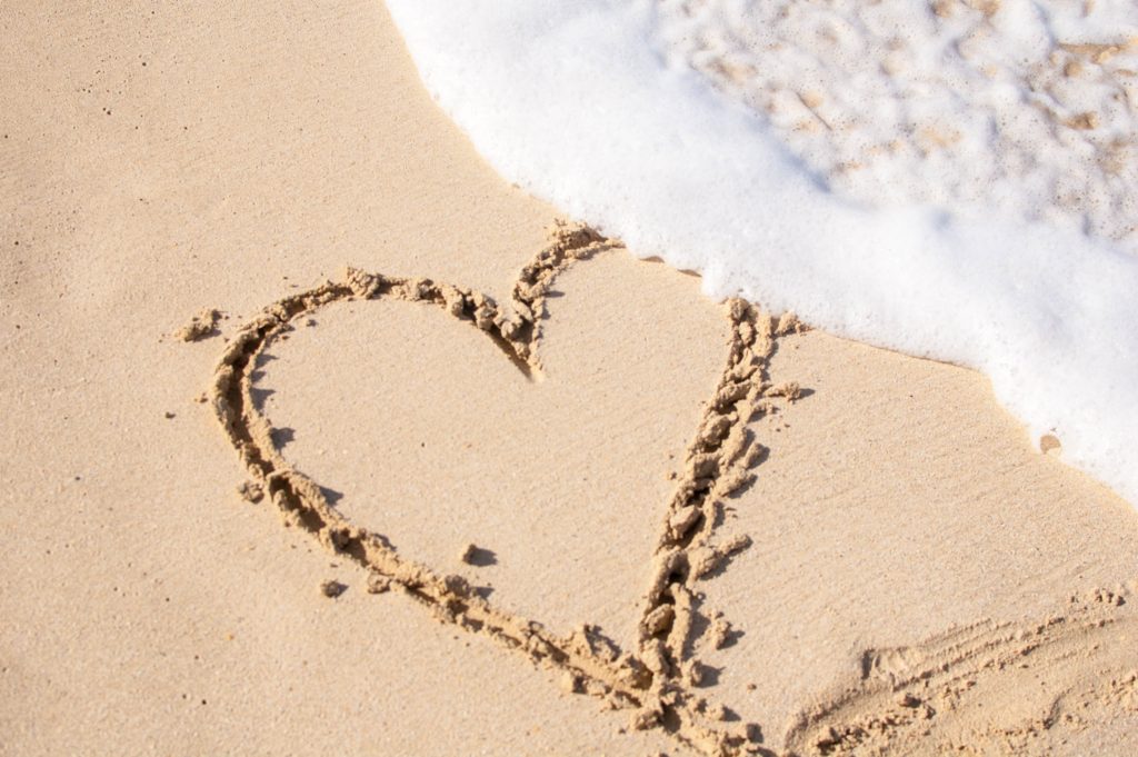 Coeur tracé sur le sable.