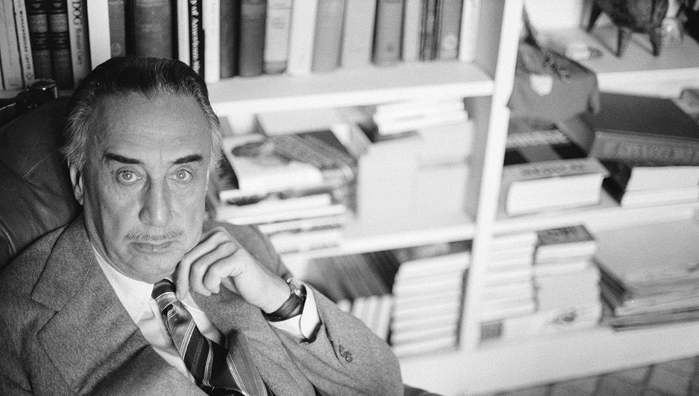 Romain Gary chez lui, à Paris, en 1978