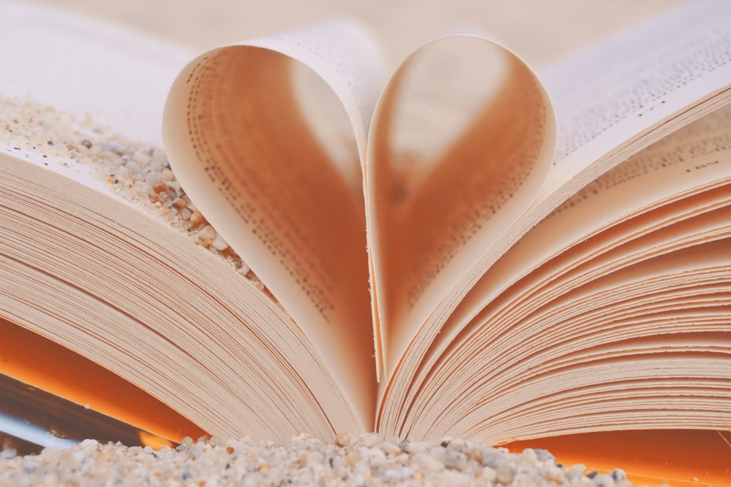 Pages de livre formant un coeur pour représenter l'amour.