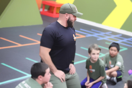 hot ground gym's trainer teaches children