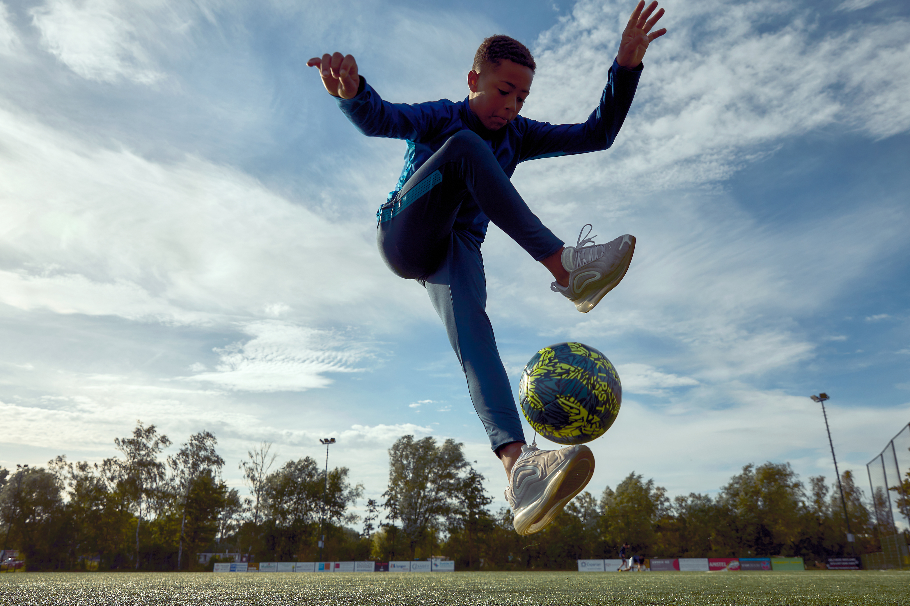 JOGO Predict the future faces of football
