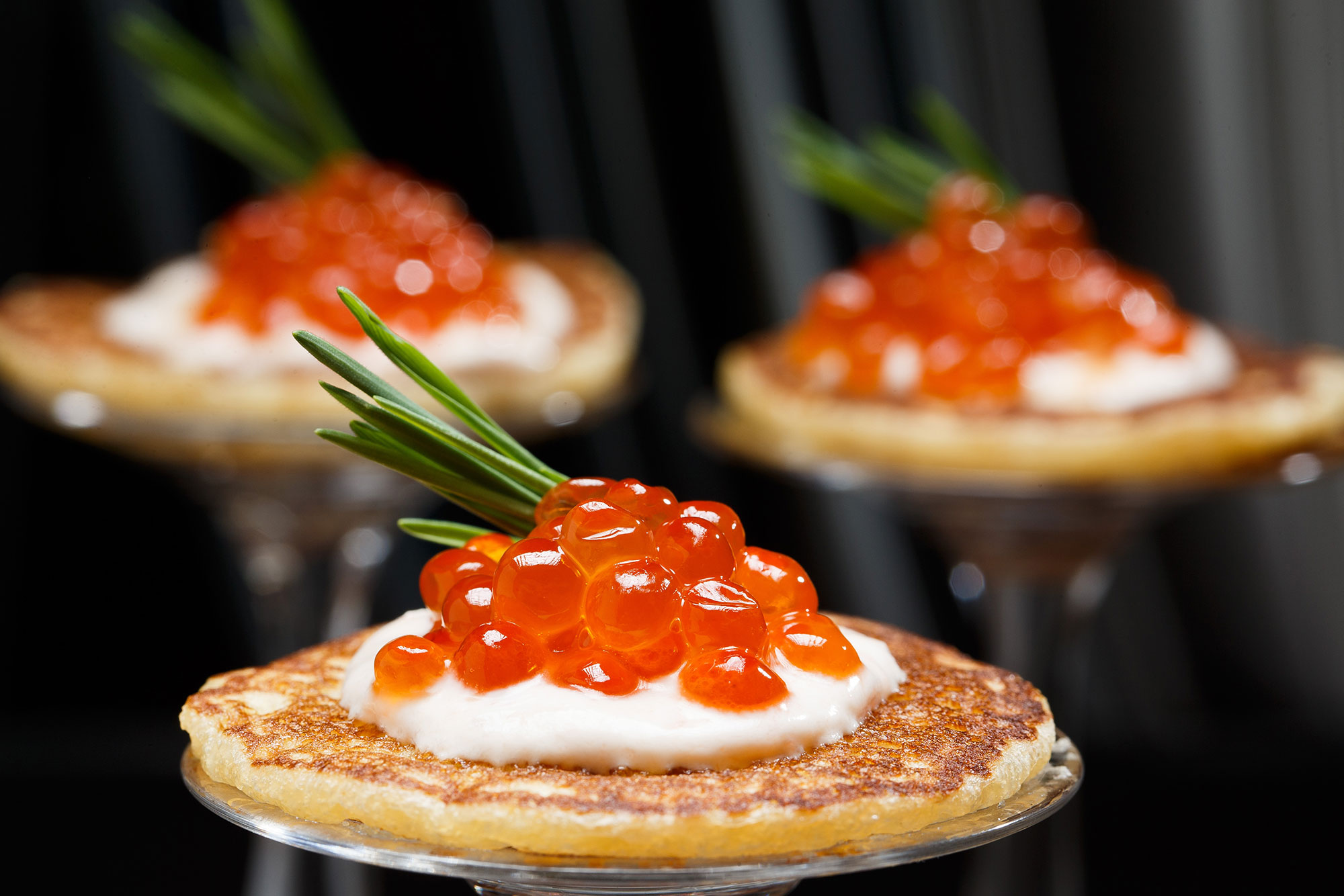 блинные пенечки с красной икрой. блины с икрой и сливочным сыром. закуска из блинчиков с красной икрой. рулетики из блинов с икрой. блинчики с икрой и творожным сыром.