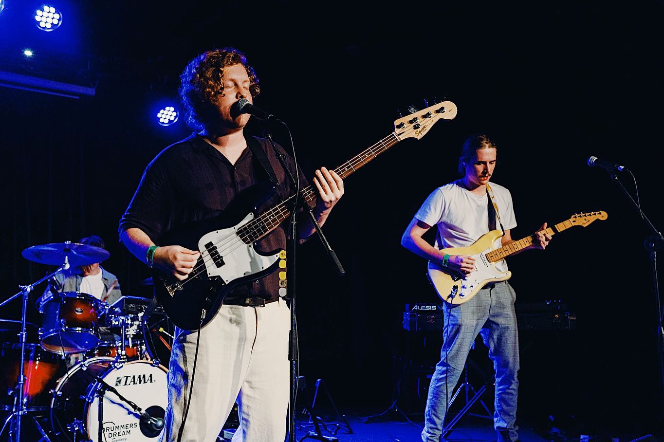 Dekleyn playing a live Gig.