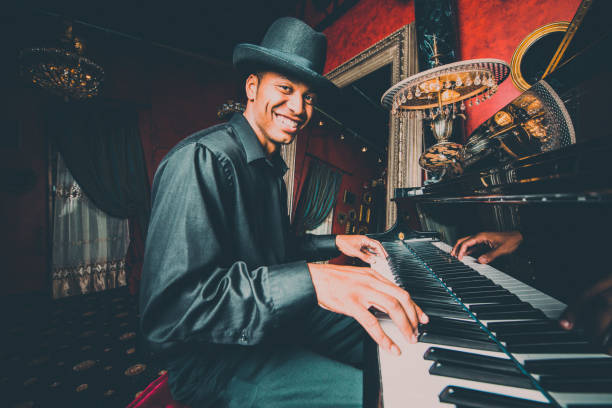 homme jouant au piano dans un lieu chic