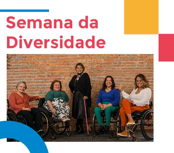 Mulher negra cega sentada em um escritório, falando ao telefone