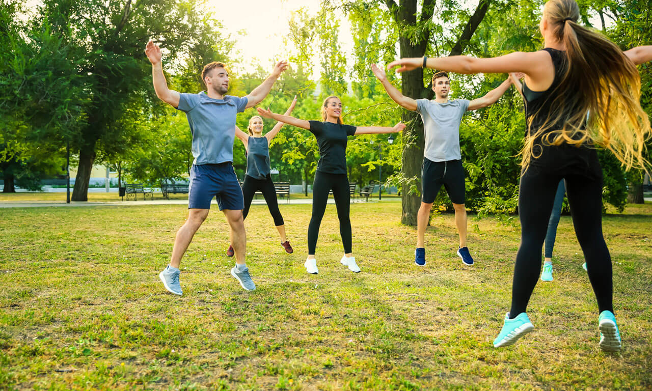 Sportifs qui font des jumping jacks dans un parc - photo