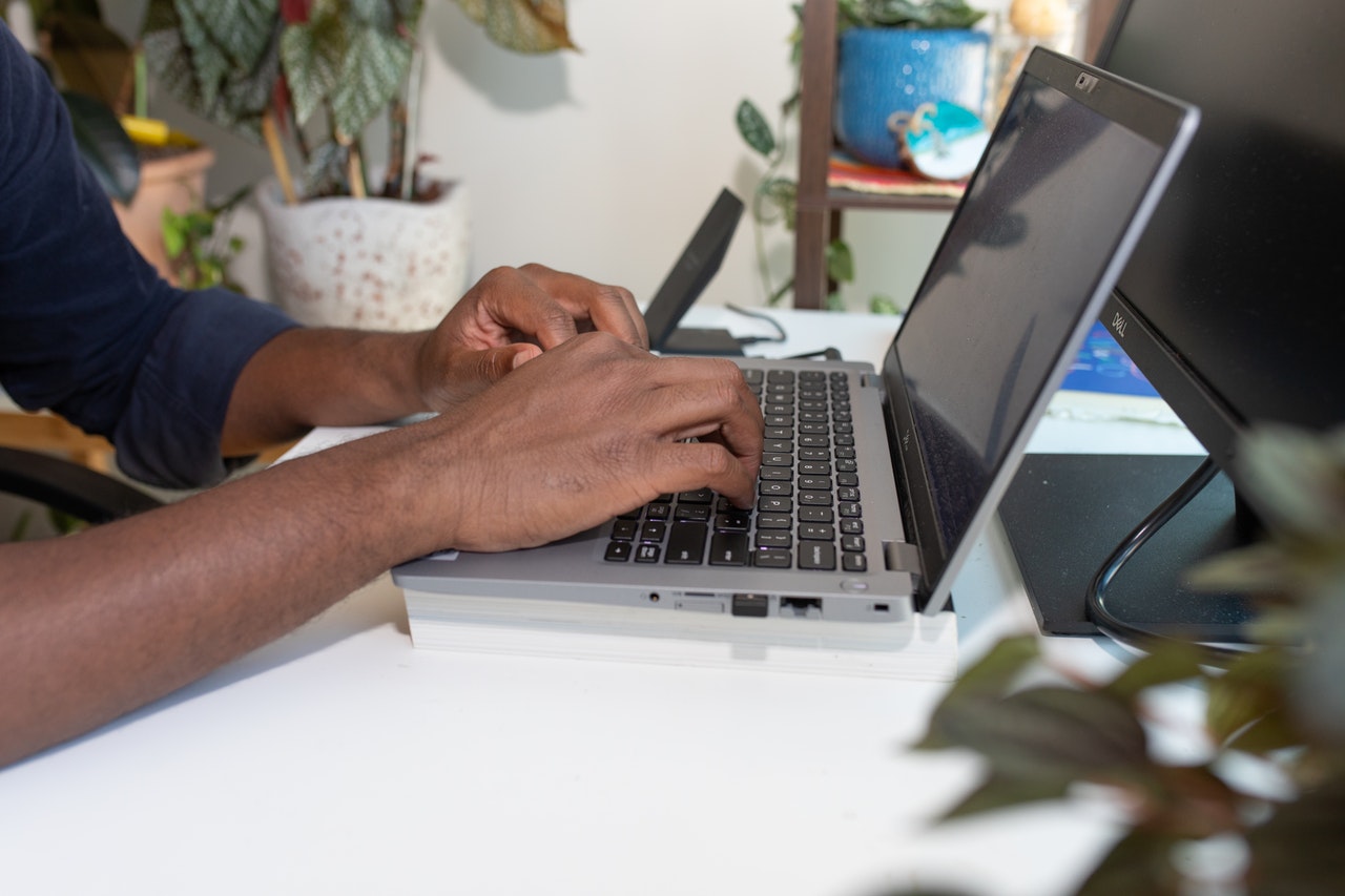 Pessoa trabalhando em um notebook em um software de recrutamento e seleção (ou r&s software).
