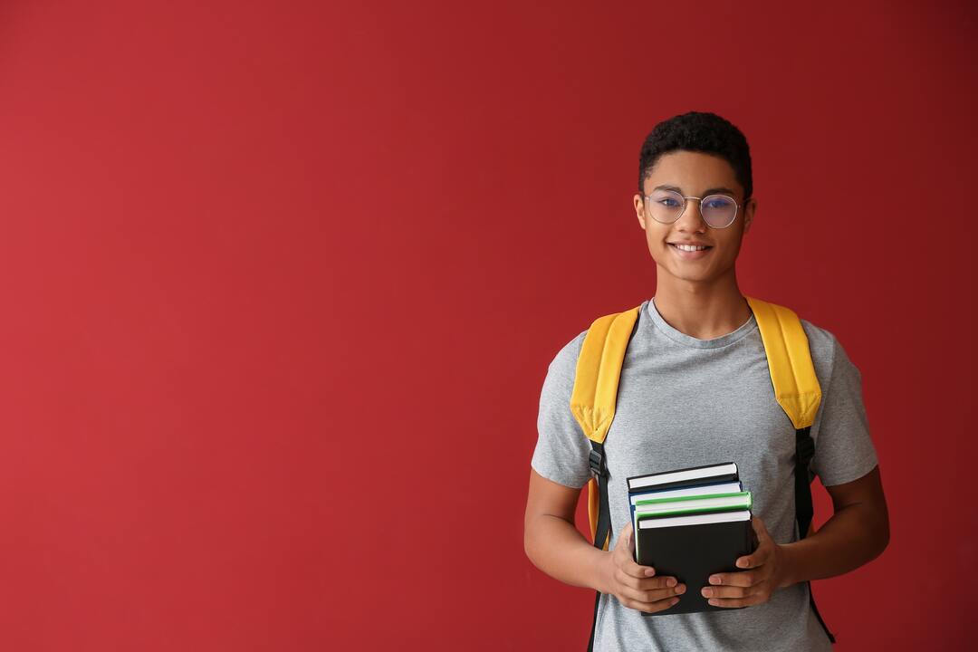 studente con i libri in mano