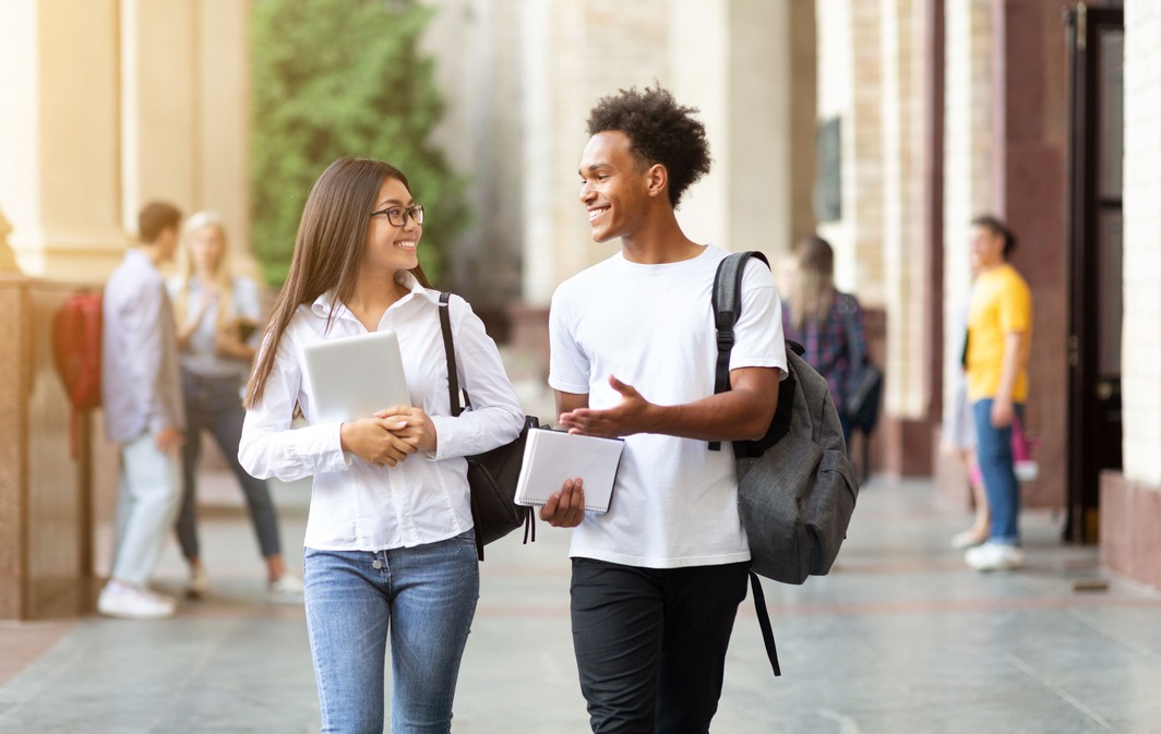 due-studenti-parlano-e-camminano