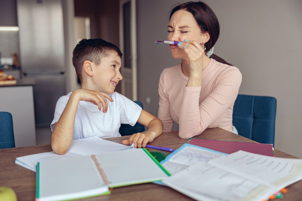 mamma-scherza-col-figlio-mentre-studia