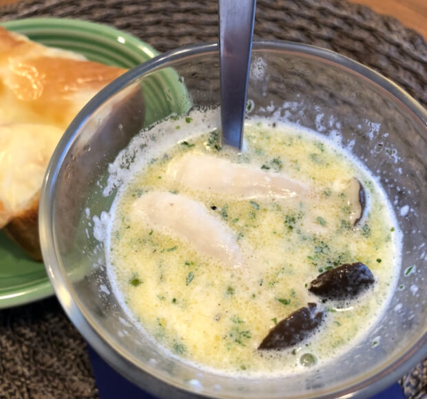 レンジでできる即席スープ。冷凍カットぶなしめじ、バターと生クリーム&牛乳、コンソメ、塩を入れてレンチンすればOK!(*ラップはかけてね)