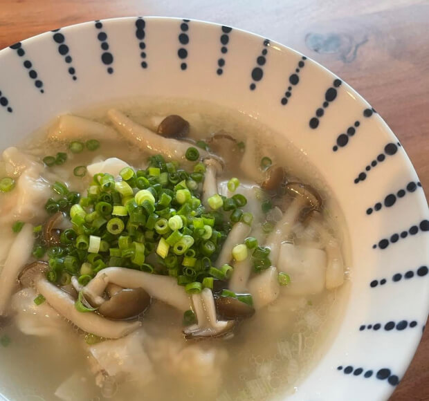 簡単!冷凍カットぶなしめじと冷凍ワンタンで中華スープにも!