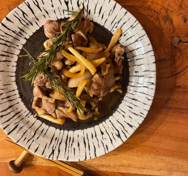 カットぶなしめじとラム肉のハーブ焼き。