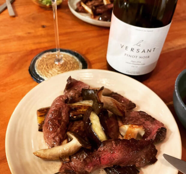 赤ワインがすすむ“牛肉のたたき”とぶなクイーンのひと皿withポン酢
