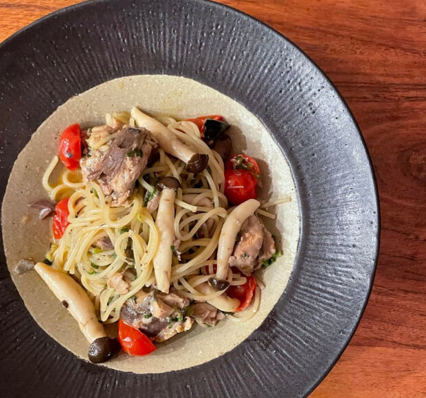“鯖の水煮缶”とカットぶなしめじのアーリオオーリオ・エ・ペペロンチーノパスタ