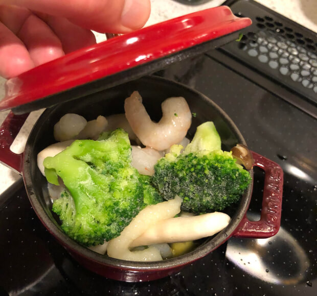 冷凍野菜と冷凍魚介でアフィージョ!そのまま使える冷凍カット野菜と冷凍魚介(海老、イカ)をにんにく&鷹の爪が入ったオリーブオイルで加熱したら完成!