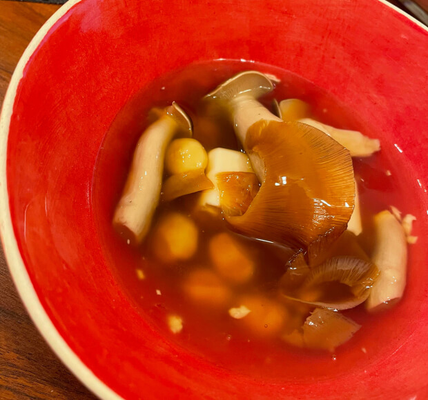 “フカヒレスープとぶなクイーンの餡かけスープ”中華でも活躍!フカヒレとぶなクイーンの旨味が凝縮した中華系濃厚スープ