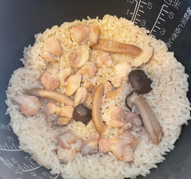 “ぶなクイーンの炊き込みごはん”お好みの具材にお出汁と一緒に炊き込めば“旨味たっぷり”クセになる美味しさ。