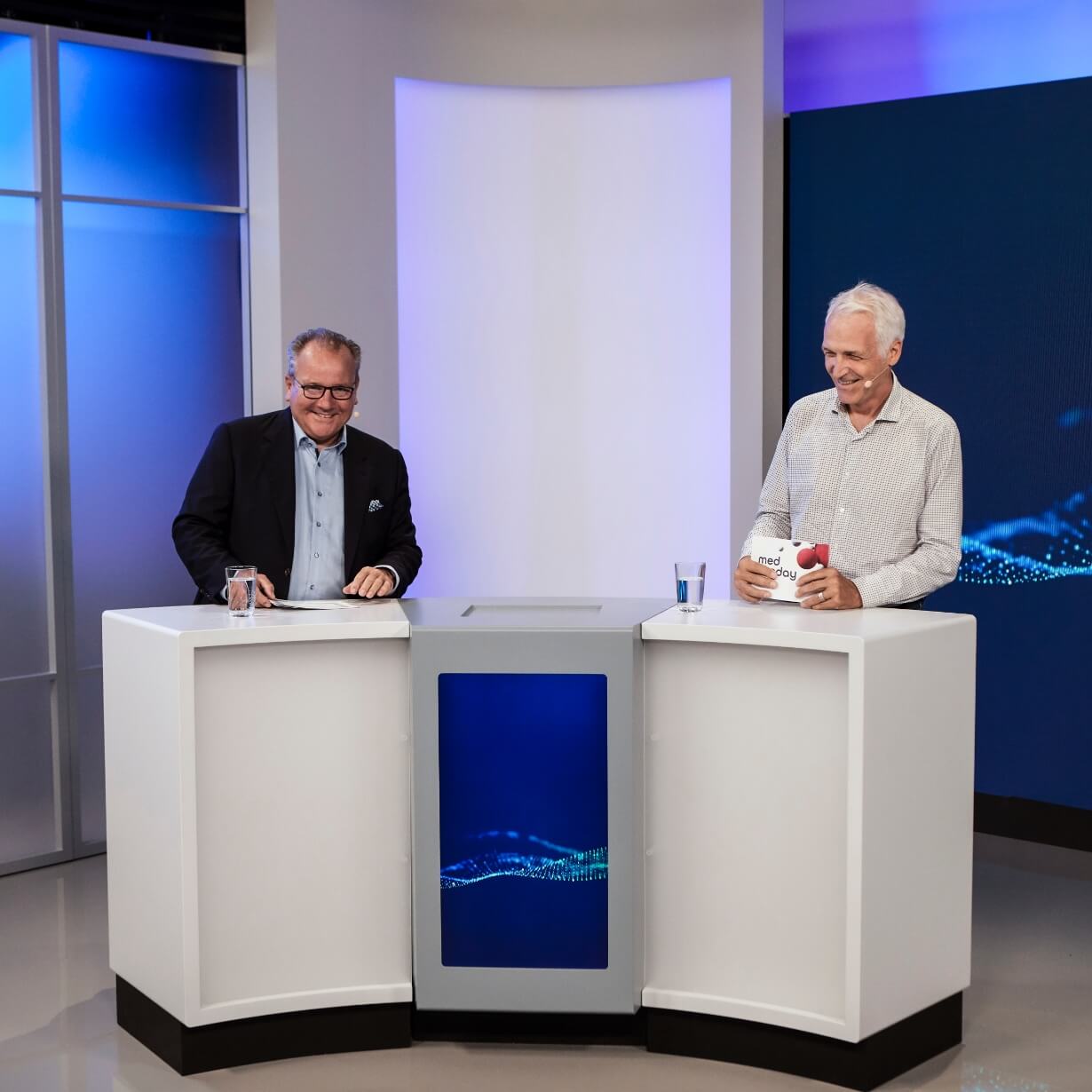 Ein Dialog am Pult vor der ROE LED Wand für einen Livestream in den TAKEPART Studios