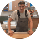 Photo de Jean-François Noue dans son atelier de menuiserie