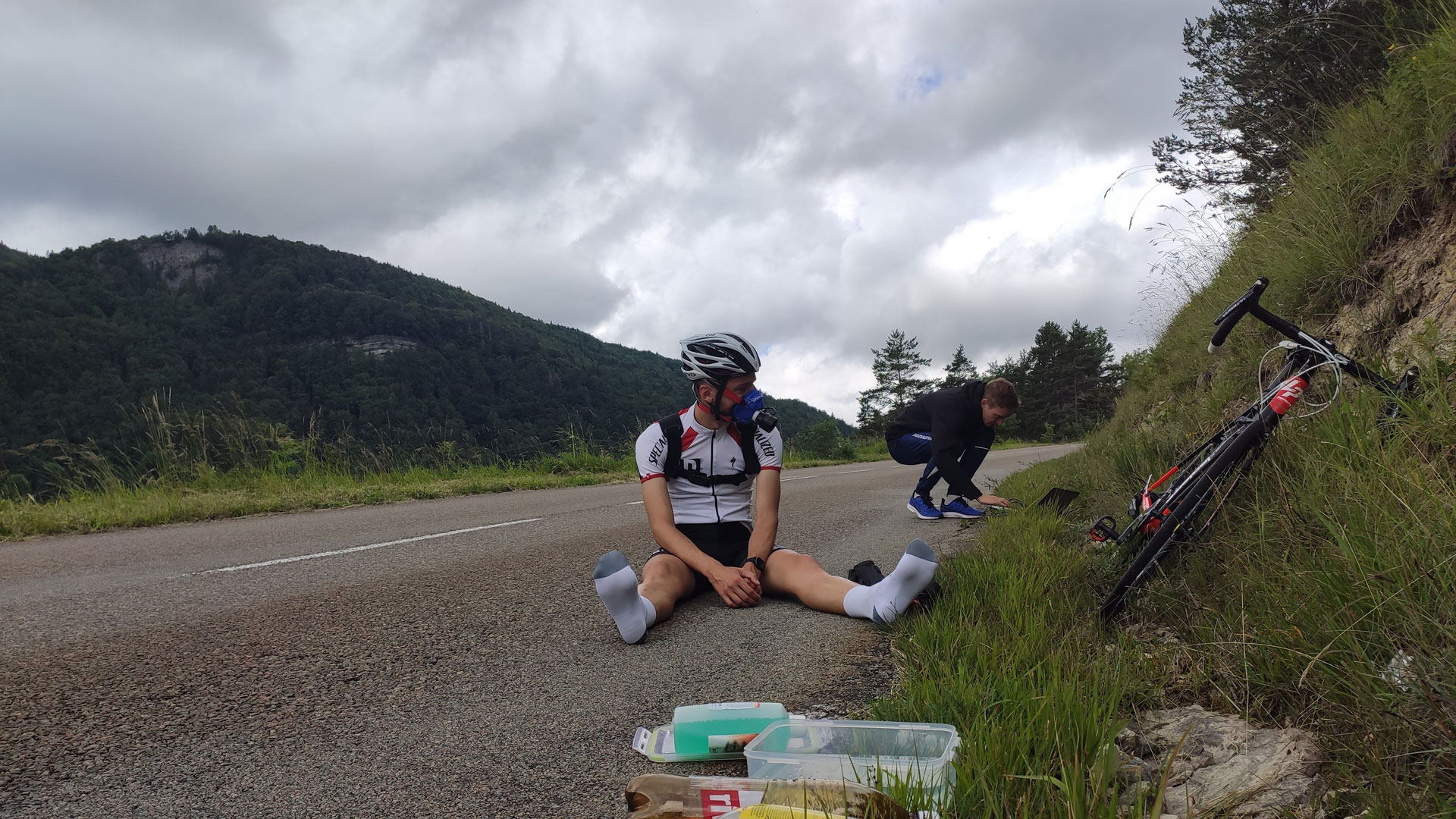 Cycliste en plein test physiologique pour déterminer son profil d'athlète, dans le but de prescrire ses intensités d'entrainement.