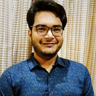 Man wearing a blue short and glasses