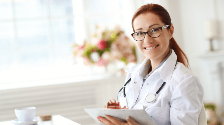 Doctora siguiendo protocolo