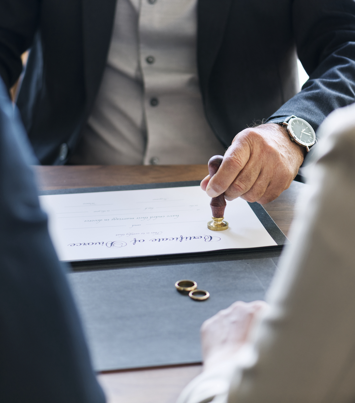 avvocato a modena mette un timbro ad un contratto di assistenza legale