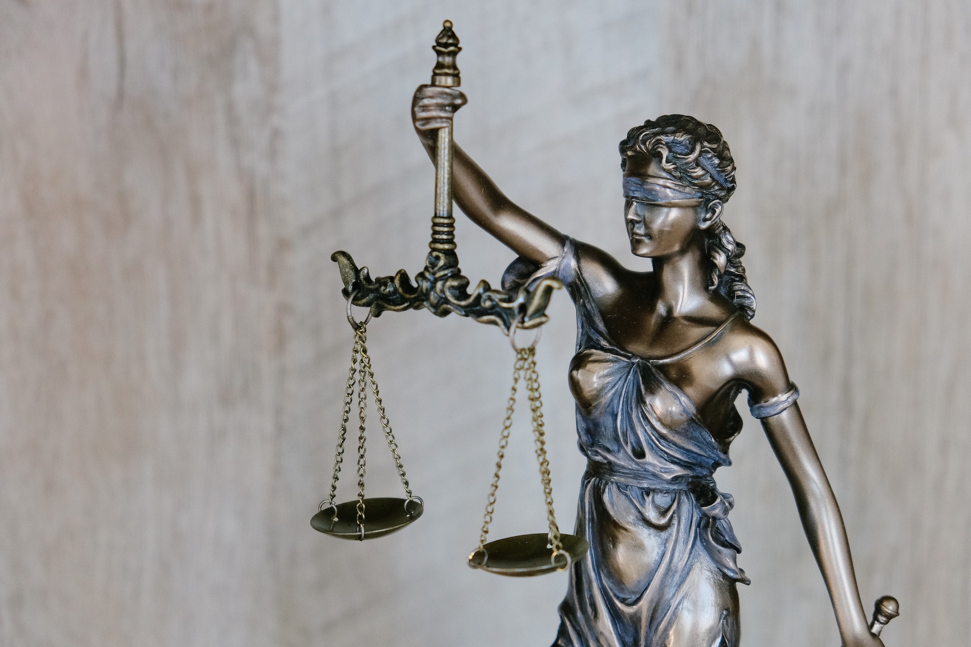 bilancia che simboleggia la giustizia, assistenza legale in diritto del lavoro