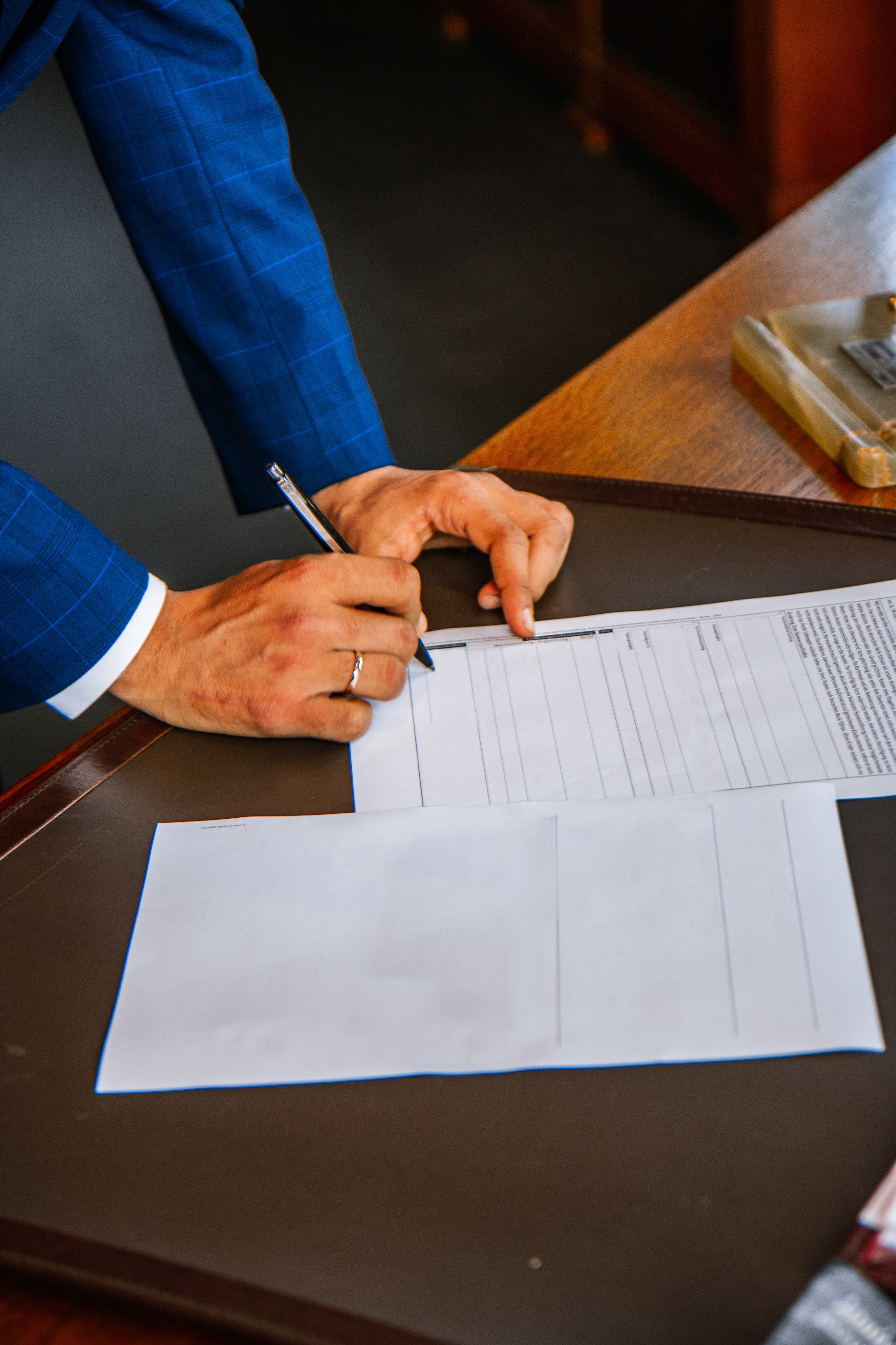 avvocato redige e firma un contratto di assistenza legale