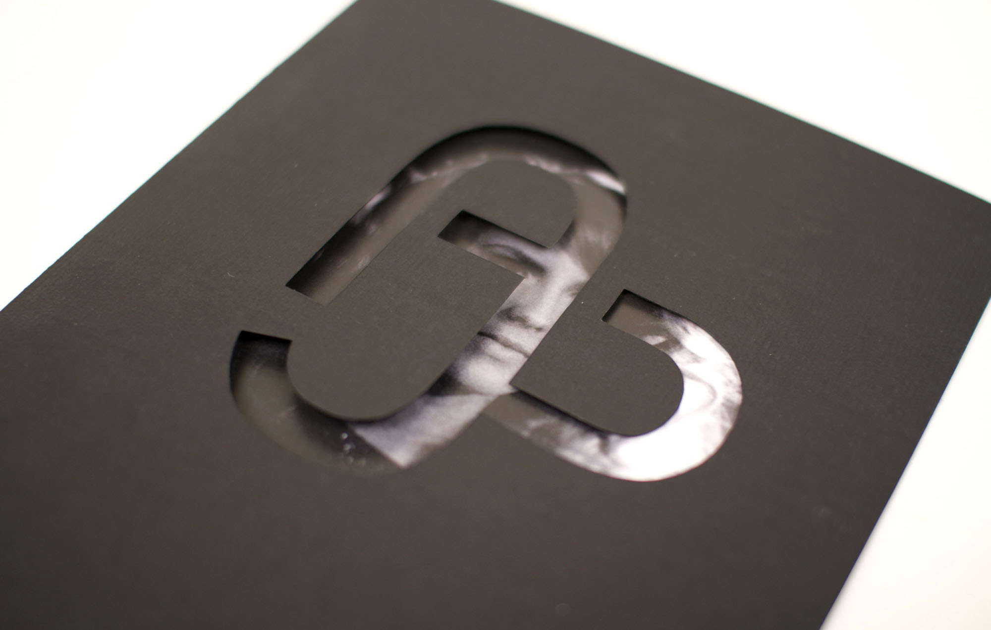 a black folder with the azede logo cut out in front of it