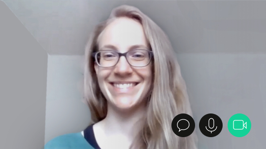 Eine Frau in einem Video Call.