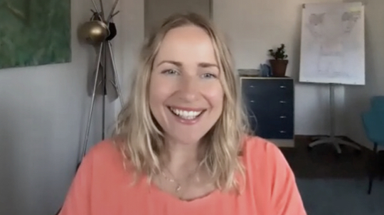 Karen in einem Video Call.