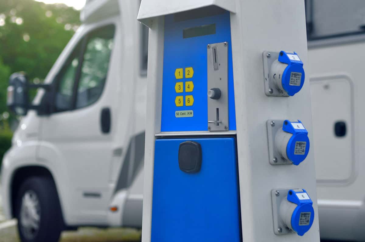 Stromsäule mit Wohnmobil im Hintergrund