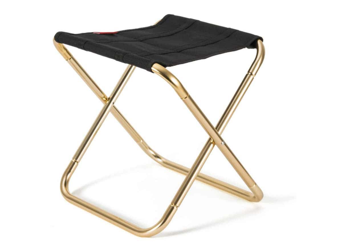 Camping-Hocker mit goldfarbenem Gestänge und schwarzem Leinensitz