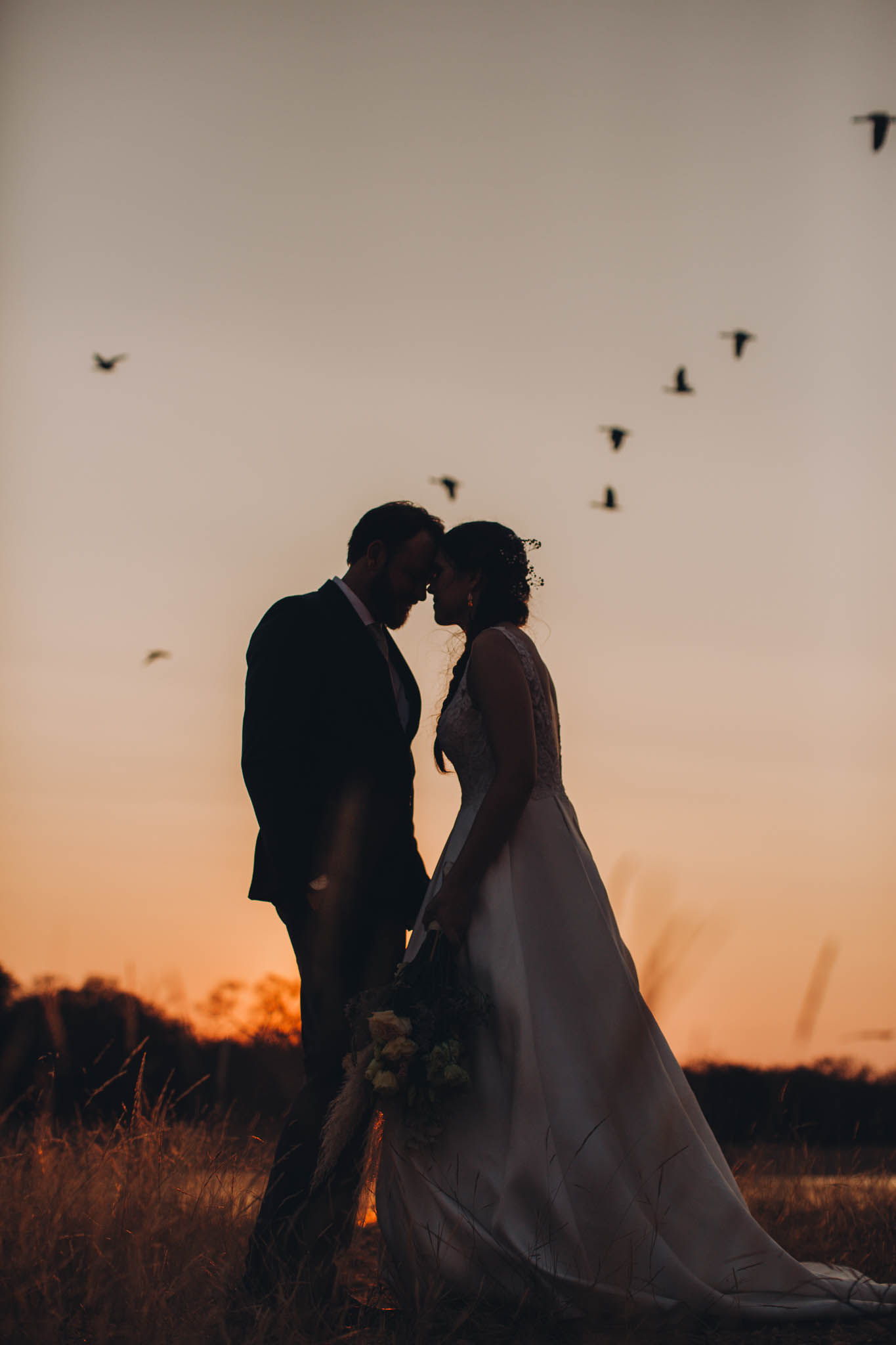 Louise Meyer Photography - couple kissing with birds in the background