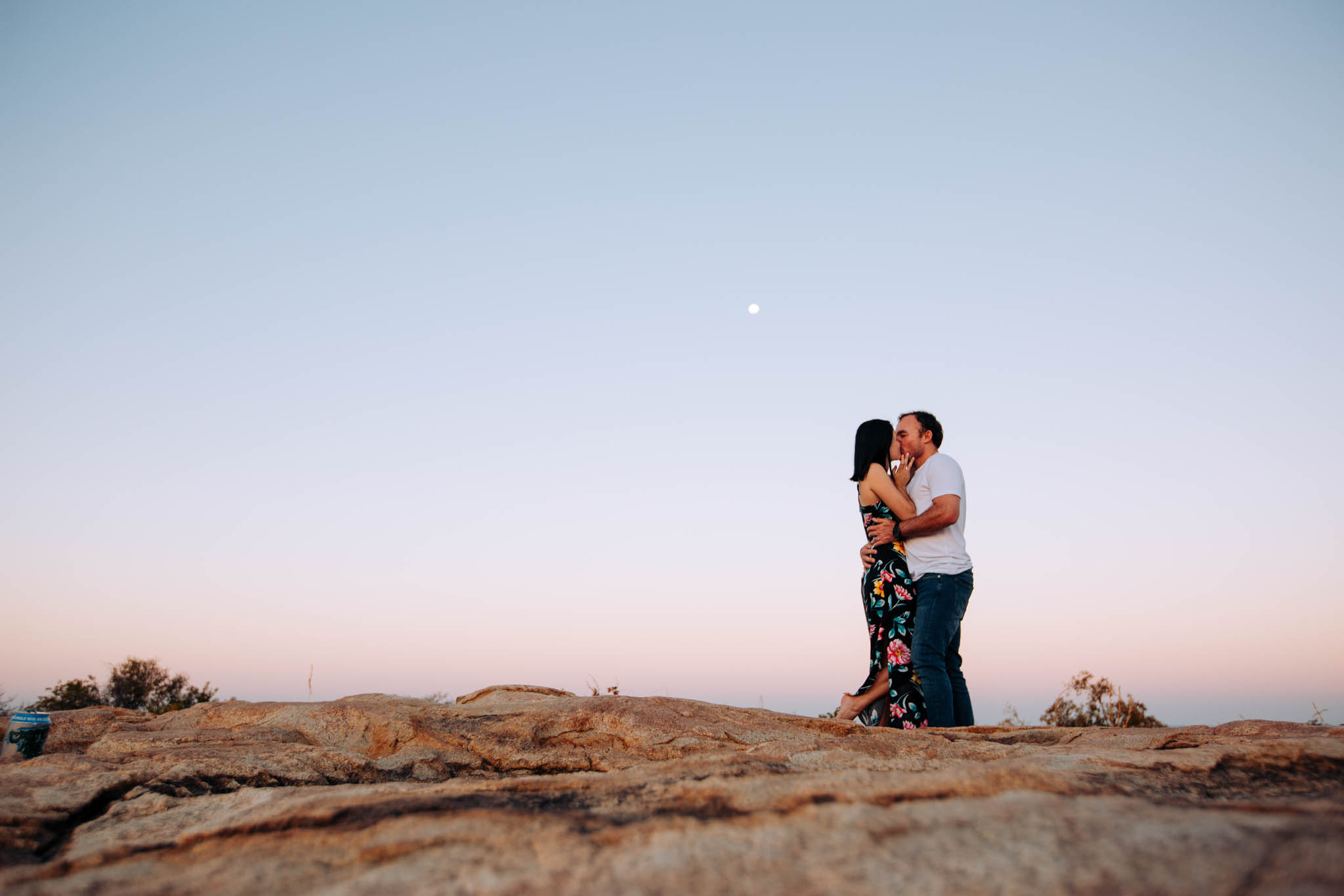 Louise Meyer Photography - a couple kissing with a view of the moon