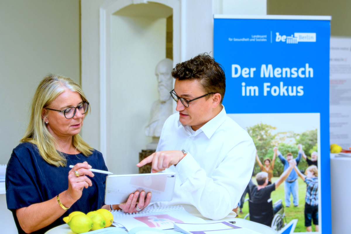 Absprache mit Kunden David Mann w7 GmbH diskutiert in Berlin am Rande von Event mit Charité und Bayer über digitale Lösungen in der Pharmaindustrie