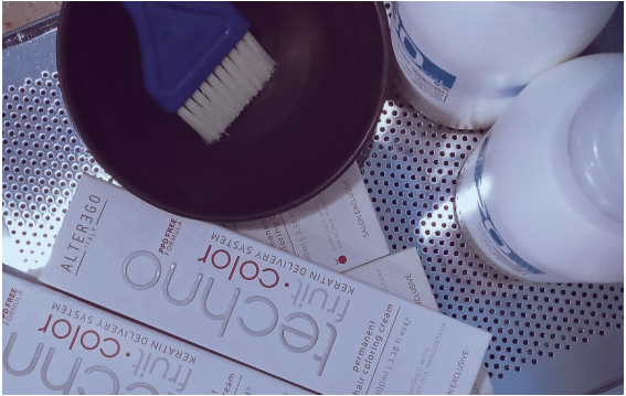 Tinte, brochas, cuenco, productos de peluquería.