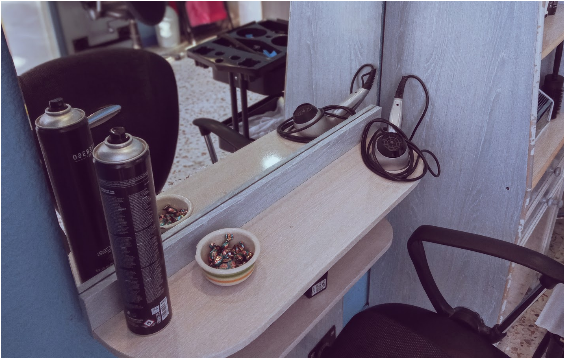 Secador, espejo, sillón, interior peluquería.